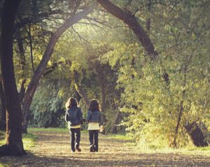 Zwei Mädchen gehen in den Wald