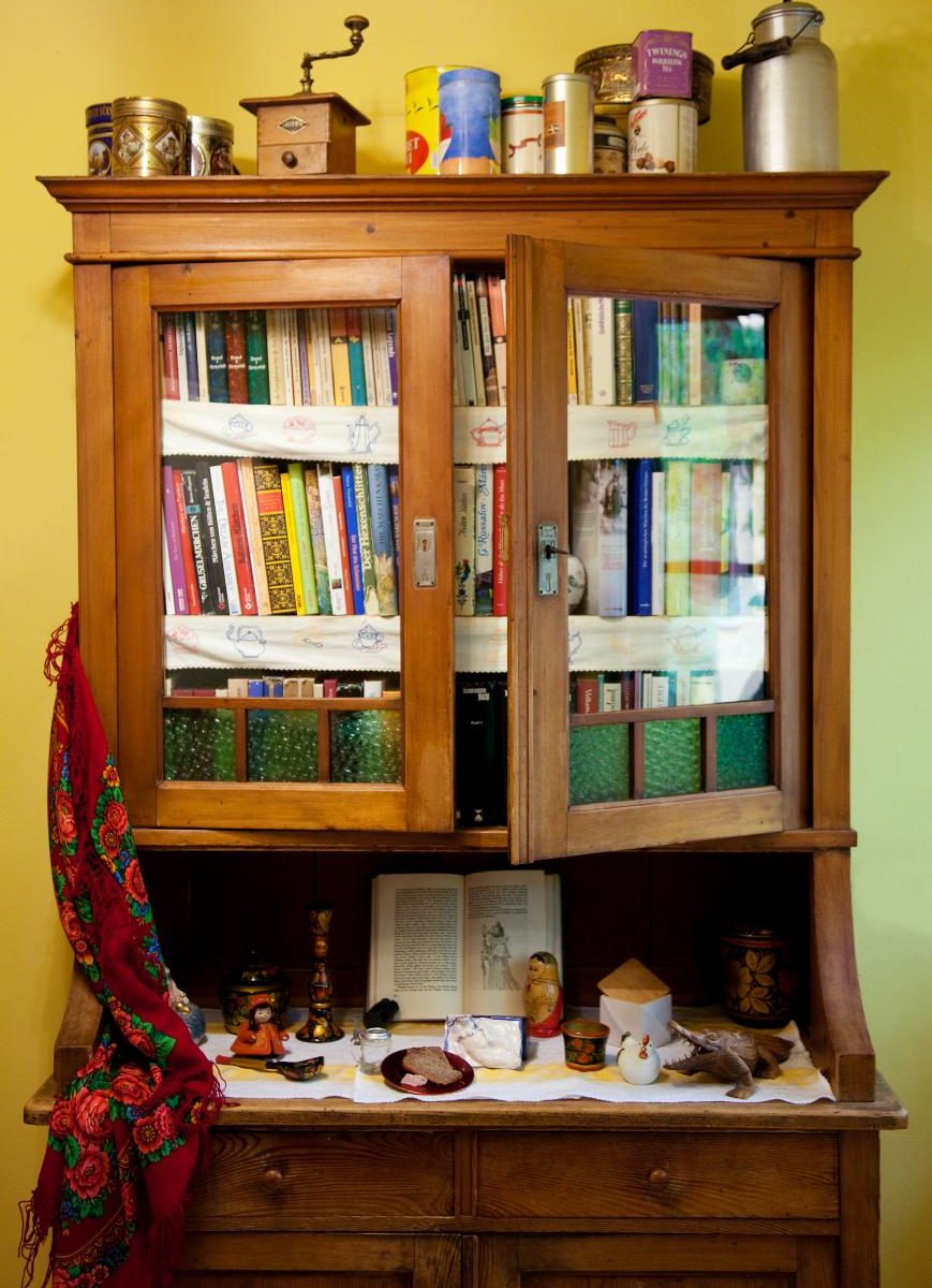 Altes Küchenbuffet mit Märchenbüchern oben und im Mittelteil Märchensymbole