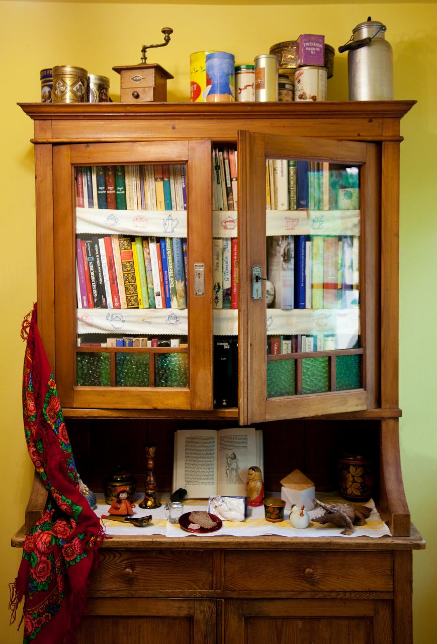 Altes Küchenbuffet mit Märchenbüchern oben und im Mittelteil Märchensymbole