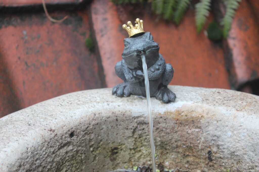 Der Froschkönig als Brunnenfigur