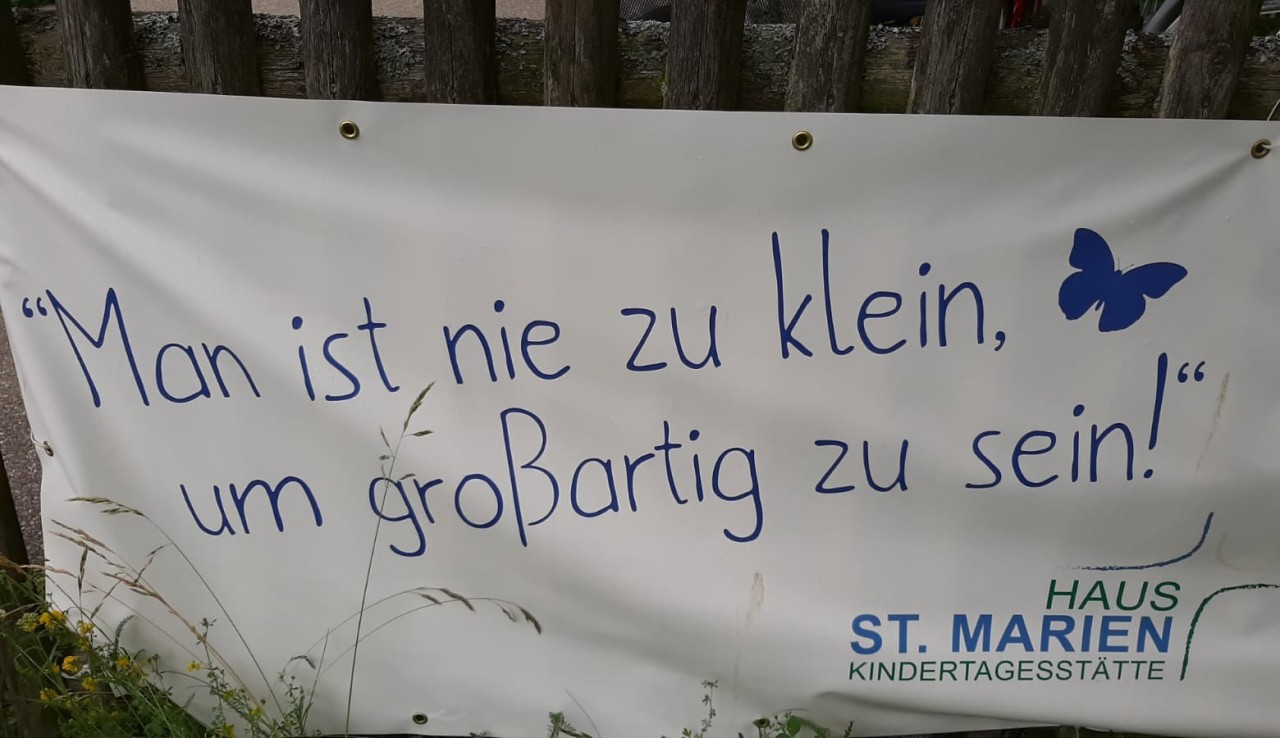 Plakat mit der Aufschrift: Man ist nie zu kein, um großartig zu sein!