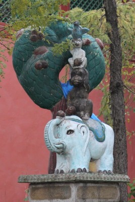 Statue von vier Tieren übereinander: Elefant-Affe-Hase-Taube
