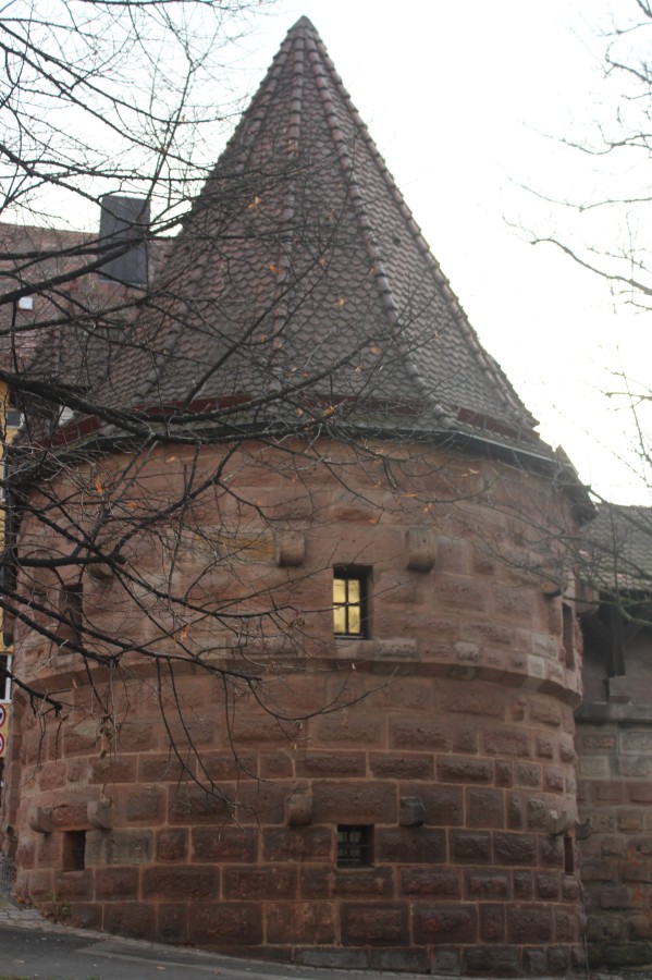Turm schwarz B aus Sandstein mit spitzkegeligem Dach