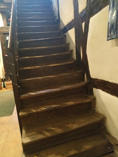 Steile Holztreppe in den zweiten Stock im Schloß Eysölden