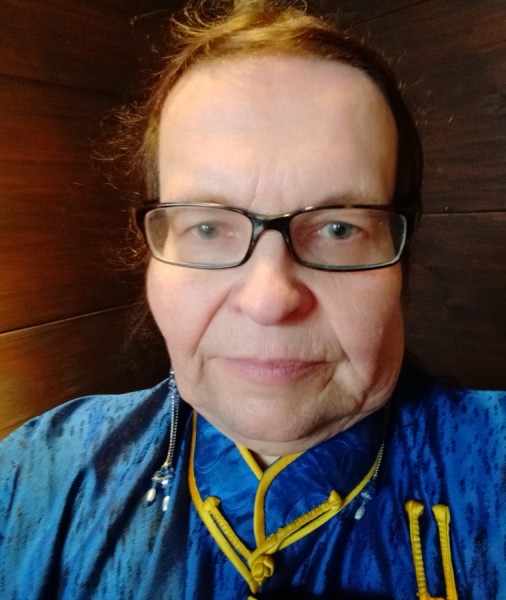 Brustbild von mir im blauen Sommerdeel