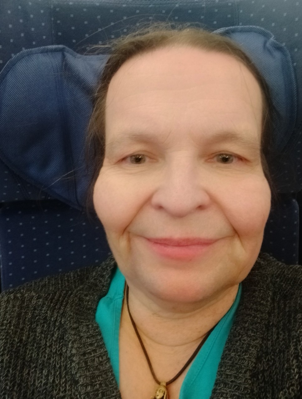 Portrait Bettina vH im Zug