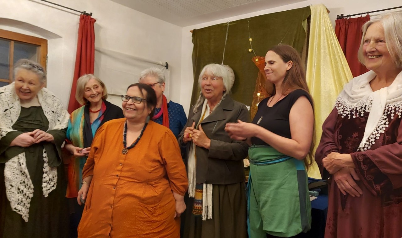 Die Erzählerinnen von "Märchen im Turm" von links nach rechts: Monika Weigel, Christine Lübeling, Hildegard Michaelis, davor ich , Reingard Fuchs, Gasterzählerin Andrea Will und Heide Werner