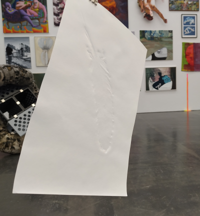 Ein weißes Blatt Papier, auf das eine Feder geprägt ist (Teil einer Installation aus vielen solcher Blätter in der Kunsthalle)