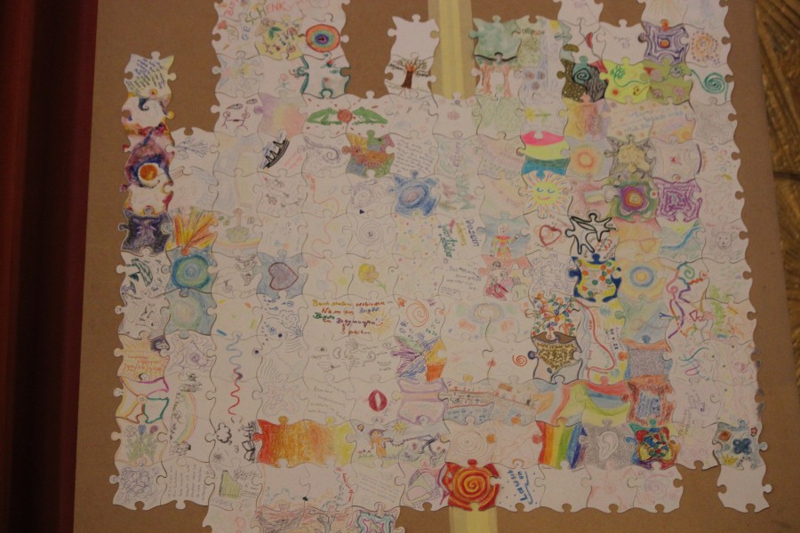 Die von den Teilnehmenden gestalteten Puzzleteile als Puzzle aneinender gesetzt