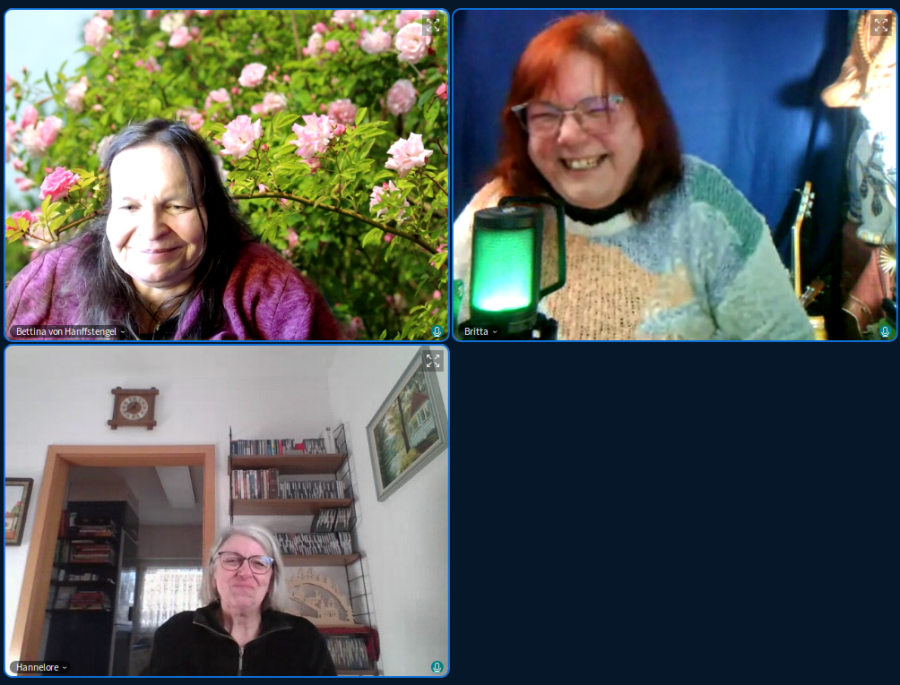 Im Online-Meeting sitzt die Erzählerin oben links vor einer Rosenhecke aus rosa Rosen, oben rechts die rothaarige Bremer Märchenerzählerin Britta Osagahara vor einem blauen Hintergrund, unten links die grauhaarige Pforzheimer Märchenerzählerin vor einem Regal mit Büchern und CDs.