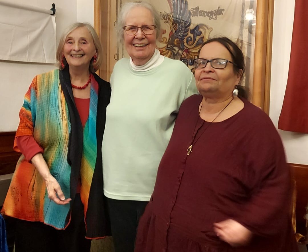 Die Erzählerinnen von links nach rechts: Christine Lübeling in buntem Oberteil, Hella Rißmann in hellgrün, Bettina von Hanffstengel in aubergine