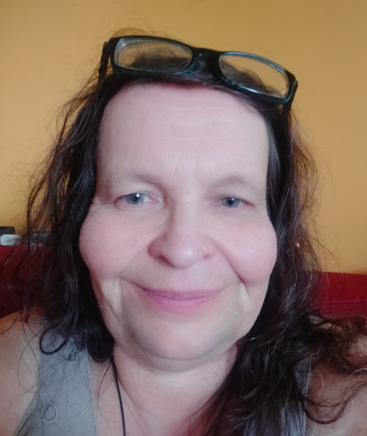 Portrait von Bettina mit hochgeschobener Brille
