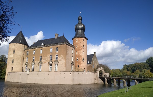 Jugendburg Gemen, eine Wasserburg bei Tag  mit Brücke über den Graben