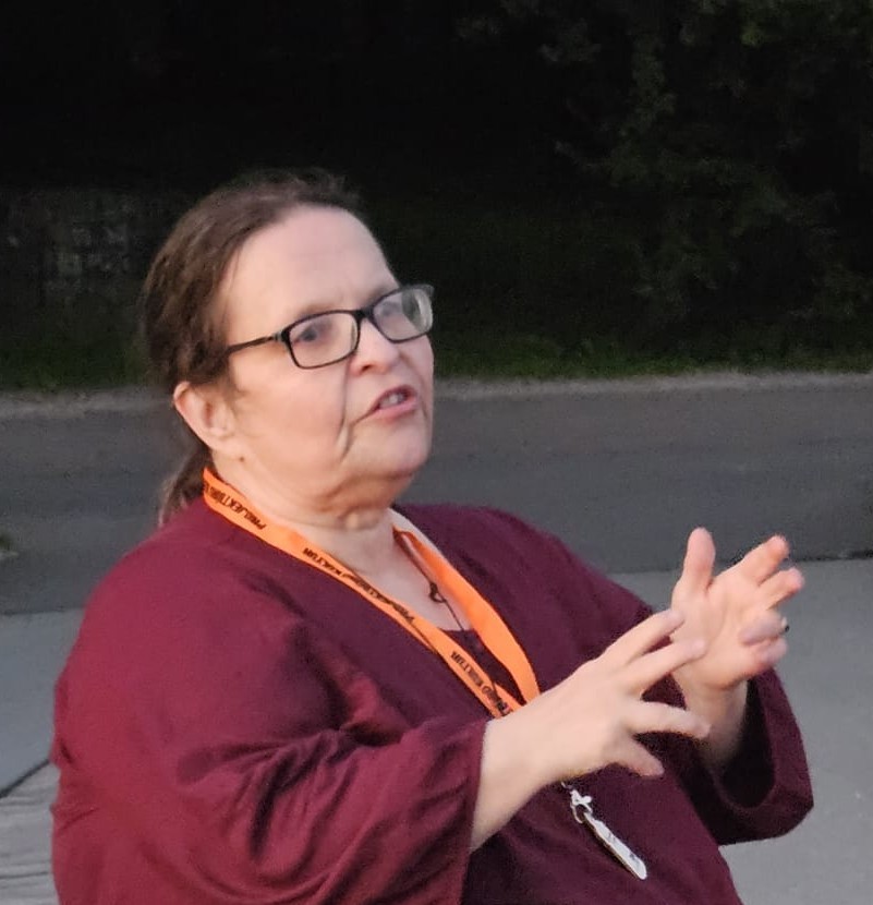 Bettina schräg von der Seie beim Erzählen