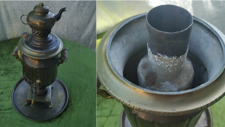 Links steht ein antiker Holzkohle-Samowar mit rundem Sockel und seitlichen Griffen auf grünem Untergrund, rechts der Samowar von innen mit Wasserbehälter und rundem Heizrohr